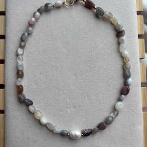 Agate gemstone necklace 45 cm with freshwater pearl – healing stone necklace, gift for women, boho jewelry, handmade, natural stone
