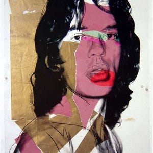 Könnte beinhalten: Ein farbenfrohes Porträt einer Person mit schwarzen Haaren, rosa und grünen Streifen im Gesicht und einem roten Mund. Der Hintergrund ist eine Collage aus goldenem, rosa und weißem Papier.