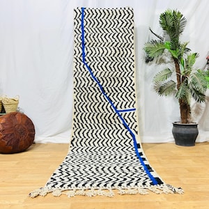 Fabuleux tapis de passage berbère 3 x 11 pi, tapis marocain de couloir blanc et noir, authentique tapis de passage marocain pour une décoration d&#39;intérieur élégante