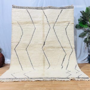 Fabuleux tapis marocain Beni Ourain personnalisé, tapis berbère en laine blanche fait main, motif bohème abstrait personnalisé, élégant tapis marocain
