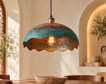 Lampada a sospensione in rame realizzata a mano, con cupola martellata e patina verde rame.