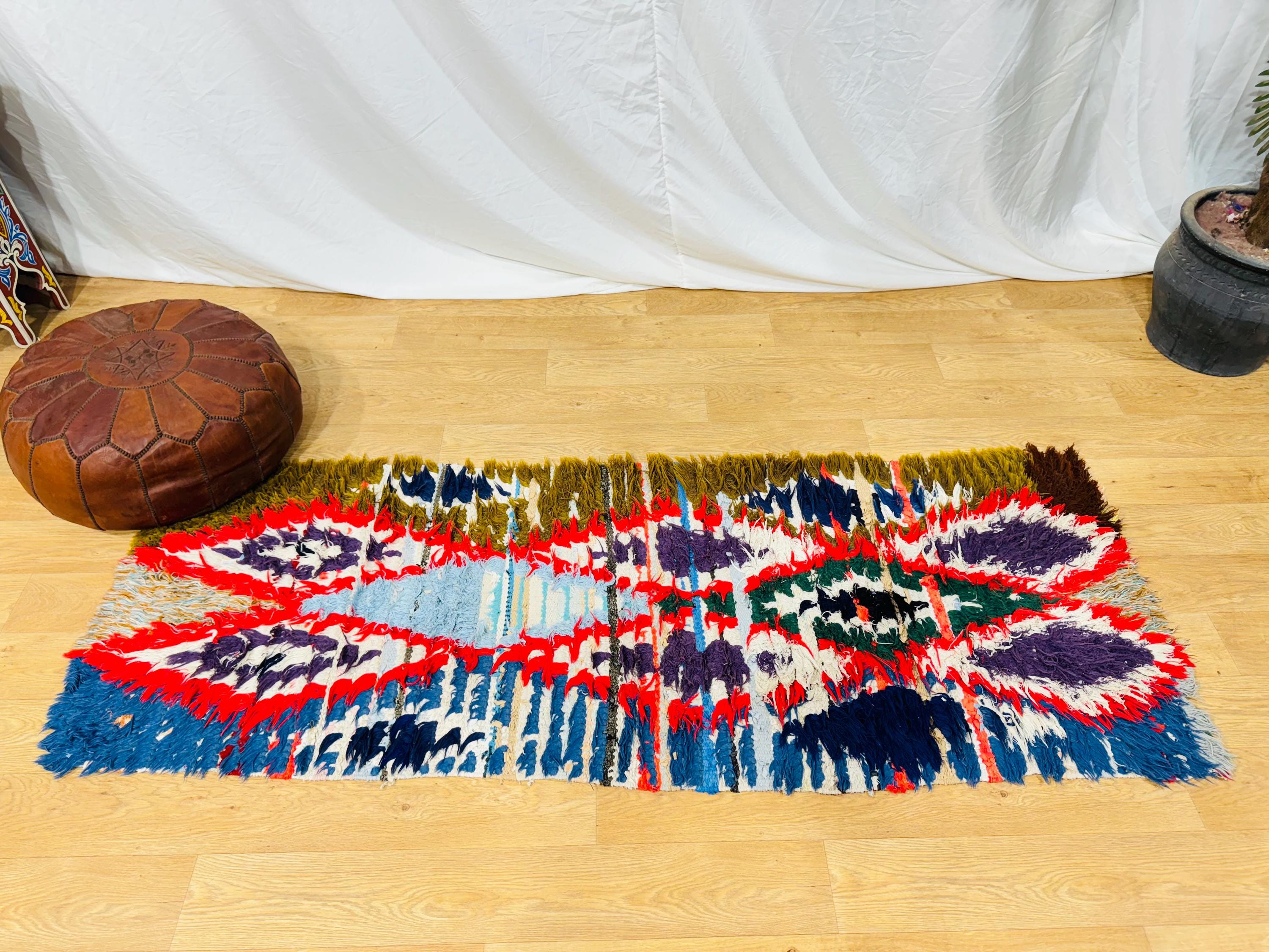 マルチカラーのモロッコベルベルラグ：手織りの幾何学模様の