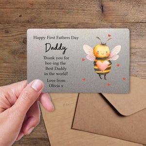 Happy First Fathers Day Wallet Card Visitenkarteneinsatz aus Metall, Andenken für Daddy an seinem ersten Vatertag, personalisiert auf Aluminiumkarte