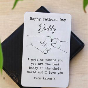 Carte portefeuille personnalisée fête des pères tenant papa et bébé pour futur papa - Cadeau de joyeux anniversaire - Carte de visite en aluminium Fist Bump