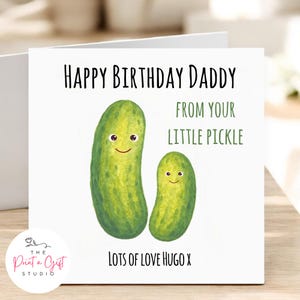 Tarjeta de feliz cumpleaños para papá. El pequeño pepinillo de papá. Feliz cumpleaños para papá. Primer cumpleaños personalizado y mensaje personalizado. Regalo de cumpleaños para papá.
