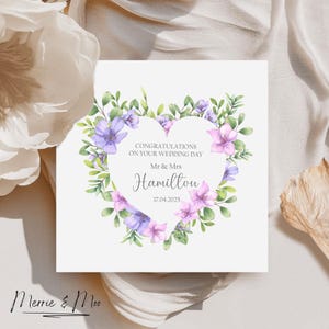 Tarjeta de felicitación cuadrada "Felicitaciones por su boda", personalizada para los recién comprometidos. Tema lila.