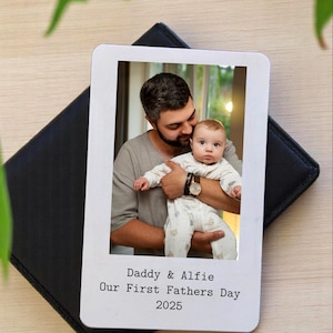 Personalisierte Aluminium Vatertagsbrieftasche Karte für den Daddy zu sein - alles Gute zum Geburtstaggeschenk vom Baby oder Kleinkind - Grandad Surprise - Daddy 1st