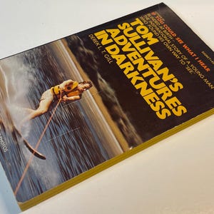 Les aventuriers des ténèbres de Tom Sullivan par Derek T Gill (1972 1er livre de poche, Near Fine)