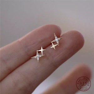 Pendientes dobles de estrellas doradas, pendientes de estrella de oro, pendientes de oro delicados, regalos para ella imagen 1