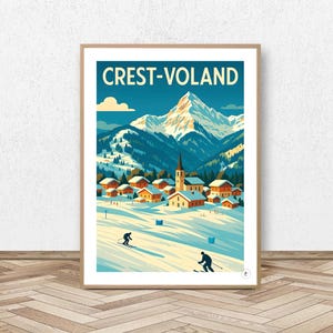 Könnte beinhalten: Ein gerahmter Kunstdruck mit einem Vintage-Reiseposter-Design für Crest-Voland. Das Kunstwerk zeigt ein verschneites Bergdorf mit Skifahrern, einer Kirche und dem Text "CREST-VOLAND". Die Farbpalette umfasst Blau-, Orange- und Weißtöne.