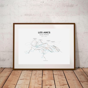 Op de afbeelding: Een zwart-witte lijntekening van het skigebied Les Arcs in Savoie, Frankrijk. De print toont de skipistes en liften van het skigebied. De tekst "LES ARCS" en "Savoie, Frankrijk" staat bovenaan de print.