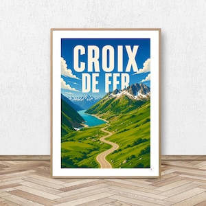 Pode incluir: Um cartaz de viagem emoldurado apresentando uma estrada sinuosa através de um vale montanhoso verdejante que leva a um lago azul brilhante, com picos nevados ao fundo e o texto branco CROIX DE FER centrado contra um céu azul profundo.