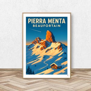 Könnte beinhalten: Gerahmter Kunstdruck mit einer stilisierten Berglandschaft und dem Text "PIERRA MENTA BEAUFORTAIN". Das Kunstwerk zeigt schneebedeckte Gipfel, eine kurvenreiche Straße und eine kleine Hütte unter einem blauen Himmel mit einem Sternschnuppen.