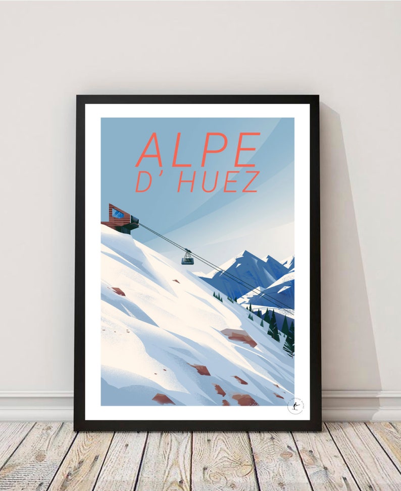 Puede incluir: Un cartel de viaje de estilo retro para la estaci&oacute;n de esqu&iacute; de Alpe d'Huez, con un telef&eacute;rico ascendiendo por una ladera de monta&ntilde;a nevada, un cielo azul y picos de monta&ntilde;a en el fondo.