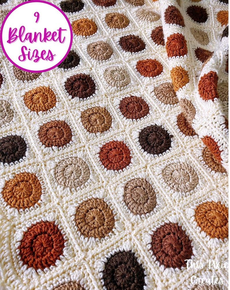 K&ouml;nnte beinhalten: Eine geh&auml;kelte Decke mit einem sich wiederholenden Muster aus braunen, beigen und orangen Kreisen auf wei&szlig;em Hintergrund. Die Decke ist zur H&auml;lfte gefaltet und der Text "9 Blanket Sizes" ist in der oberen linken Ecke sichtbar.