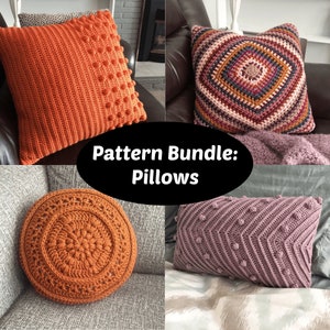 Puede incluir: Un paquete de patrones para tejer a crochet cuatro almohadas diferentes. Las almohadas se muestran en sofás y camas. Las almohadas son de varios colores y texturas, incluyendo naranja, marrón, morado y gris.