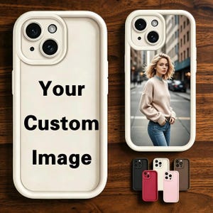 Peut inclure: Deux coques de téléphone avec des bords d'appareil photo surélevés. L'une est de couleur crème avec le texte noir Your Custom Image. L'autre présente une impression photographique d'une personne blonde en pull beige et jean dans une rue.