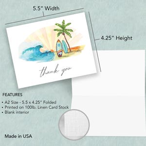 Może przedstawiać: Biała składana karta A2 z ilustracją sceny na plaży, w tym falą, deskami surfingowymi i palmą. Karta ma wymiary 14 x 10,8 cm po złożeniu i zawiera napis "thank you".