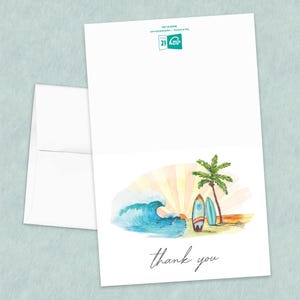 Może przedstawiać: Biała kartka z podziękowaniami z akwarelową ilustracją fali, dw&oacute;ch desek surfingowych, palmy i zachodu słońca. Słowa "thank you" są napisane kursywą.