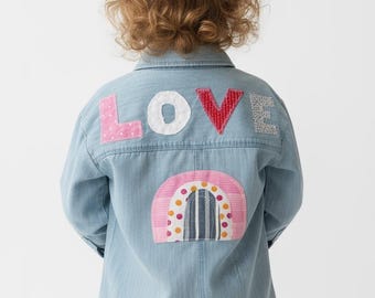 Barnskjorta i återvunnen denim: Broderad kärlek och regnbåge, storlek Medium