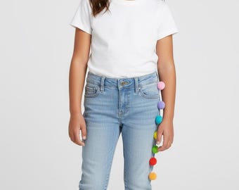 Återvunna småbarnsjeans, storlek 7T, handbroderade med pompoms
