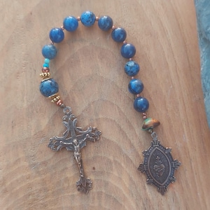 Rosario de diez años con piedra preciosa azul dumortierita, réplica francesa de un crucifijo y una medalla del Sagrado Corazón