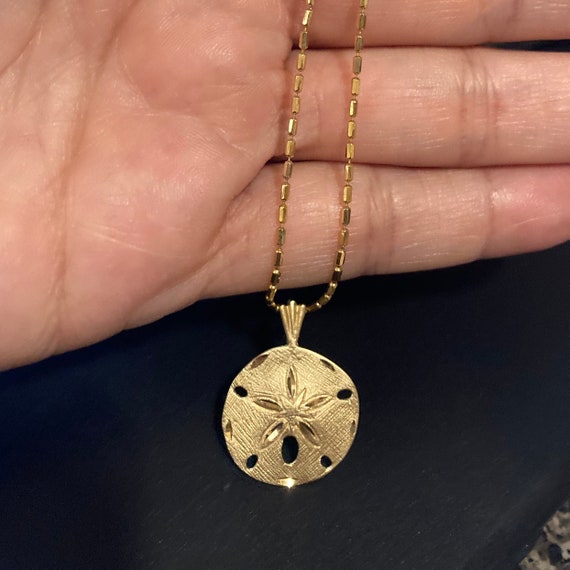 Vintage Sand Dollar 14K Gold Pendant and chain in… - image 3