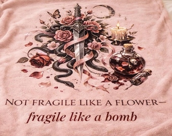 No frágil como una manta de flores, frágil como una bomba, manta decorativa, estética femenina oscura, regalo para chica moralmente ambigua, manta rosa de estilo intelectual