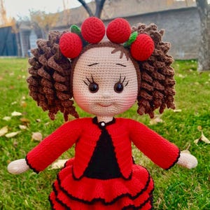 Handgemachte Häkelpuppe, rotes Kleid aus Bio-Baumwolle