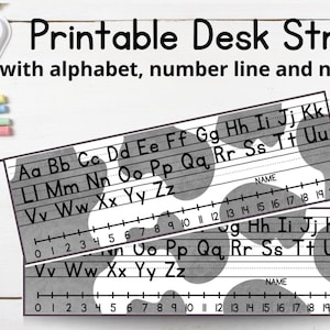Puede incluir: Dos tiras de escritorio imprimibles con un diseño de vaca en blanco y negro. Cada tira presenta el alfabeto, una línea numérica del 0 al 20 y un espacio para un nombre. Las tiras están diseñadas para su uso en un aula o en casa.