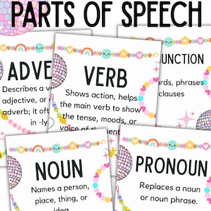 Peut inclure: Huit affiches de classe avec le titre "Parties du discours" sont présentées. Chaque affiche définit une partie du discours, comme "Nom" et "Verbe". Les affiches ont un design coloré et ludique avec des boules disco et des bordures décoratives.
