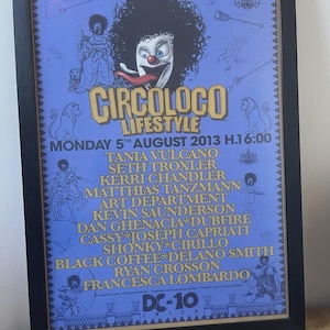 Puede incluir: Póster enmarcado con fondo azul, con el texto "CIRCOLOCO LIFESTYLE" y detalles del evento. Incluye una ilustración de un payaso con afro y lengua fuera. El marco es negro.