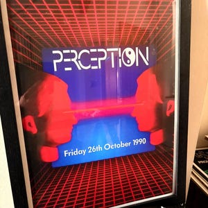Peut inclure: Affiche encadrée avec le mot "PERCEPTION" en lettres blanches, avec un symbole yin-yang. L'affiche présente un motif de grille rouge et deux silhouettes rouges se faisant face. La date "Friday 26th October 1990" est également visible.