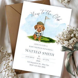 Puede incluir: Una tarjeta de invitación para baby shower con una ilustración en acuarela de un perro marrón con una gorra verde y un suéter de cuadros en un campo de golf. El texto dice New to the Club, Join us for a baby shower honoring Matteo Smith, Saturday 15 Aug 2026 at 3 PM, 123 Anywhere At., Any City, RSVP 123-456-7890.