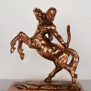 Zentaur Kentauros - Mythologische Kreatur - Der Oberkörper eines Menschen und der Unterkörper und Beine eines Pferdes - Verkupfertes Alabaster