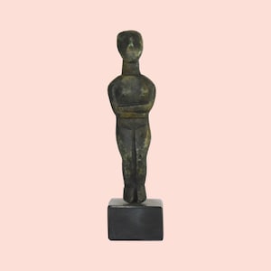 Cycladic Female Figurine - Highly stylized with only the most general and prominent body features represented - Marble Base - Bronze