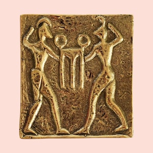 Apollo and Heracles struggle for the Delphic tripod which Pythia was sitting to produce her oracles - Paperweight - Bronze