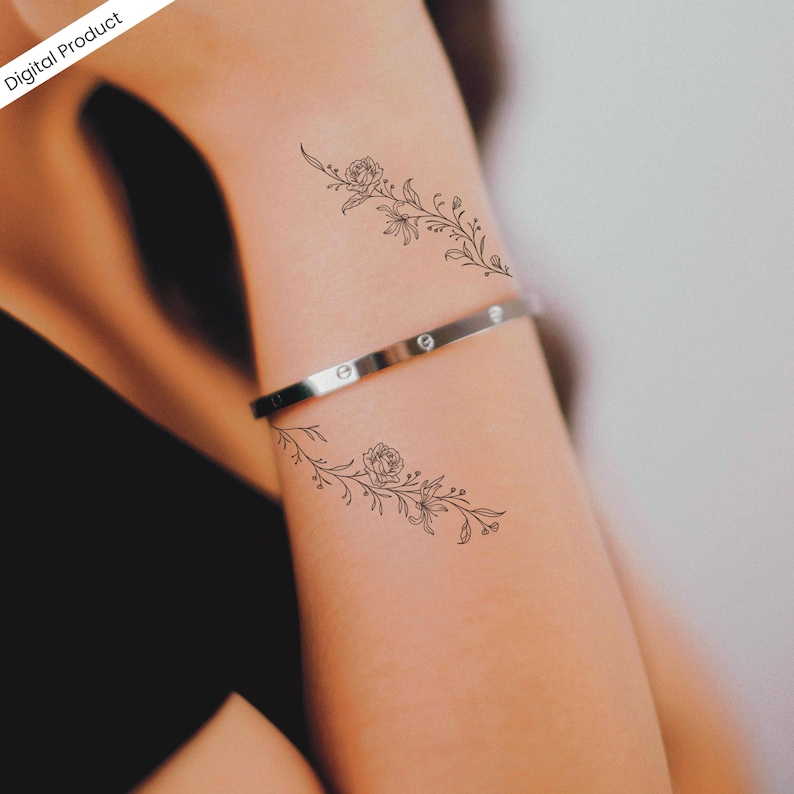 K&ouml;nnte beinhalten: Ein digitales Produkt mit zwei floralen tempor&auml;ren Tattoos. Die Tattoos sind schwarze Strichzeichnungen von Rosen und Bl&auml;ttern, die auf dem Arm platziert sind. Ein silbernes Armband ist ebenfalls sichtbar. Die Worte "Digital Product" befinden sich in der oberen linken Ecke.