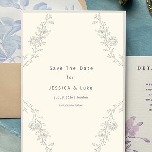K&ouml;nnte beinhalten: Cremefarbene Hochzeitseinladung mit floralen Eckdesigns. Der Text lautet "Save The Date for JESSICA & Luke, August 2026 | London, invitation to follow." Digitales Produkt.