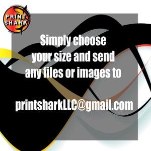 Pu&ograve; includere: Grafica in bianco e nero con un accento rosso e giallo. Il testo recita "Scegli semplicemente la tua taglia e invia tutti i file o le immagini a printsharkLLC@gmail.com".