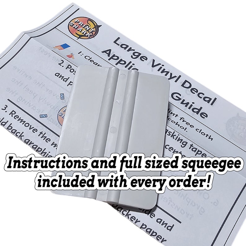 Puede incluir: Una esp&aacute;tula gris claro con una hoja de instrucciones blanca para aplicar calcoman&iacute;as de vinilo. El texto en la hoja dice "Large Vinyl Decal Guide" y "Instructions and full sized squeegee included with every order!"