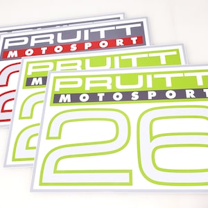 Pu&ograve; includere: Quattro adesivi bianchi con il testo "Pruitt Motorsport" in lettere nere e verdi. L'adesivo pi&ugrave; grande ha il numero "26" in verde con un contorno bianco.