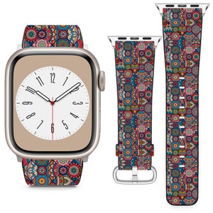 Puede incluir: Una correa de reloj con estampado colorido con un diseño geométrico en tonos azules, rojos, amarillos y verdes. La correa es compatible con Apple Watch Series 4 y posteriores.