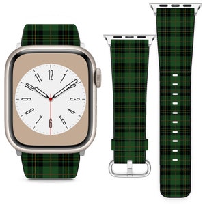 Könnte beinhalten: Ein grünes, schwarzes und gelbes Karomuster-Apple Watch-Armband mit weißem Zifferblatt. Das Armband ist an einer silbernen Apple Watch zu sehen.