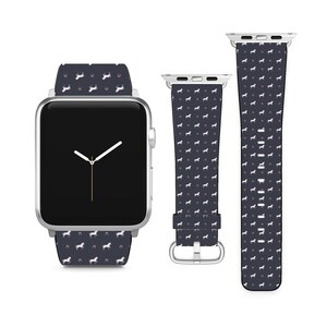 Pode incluir: Um Apple Watch preto com uma banda de padrão de cavalo branco e ferradura. A banda também está disponível como uma alça separada.
