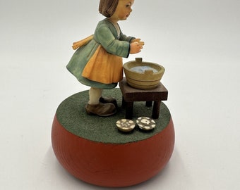 Anri Music Box spielt Regentropfen und fällt weiter auf meinen Kopf, Mädchen, die Wäsche waschen