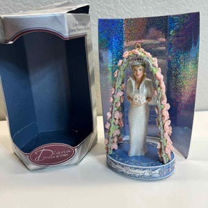 Adorno de Diana de Carlton Cards, décimo aniversario, reliquia de la princesa de Gales, 4,5 pulgadas de alto