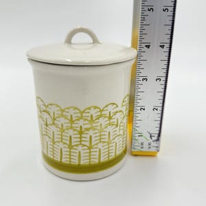 Recipiente de mesa con tapa de cerámica amarilla de 4,5" de Anthropologie Nature imagen 9