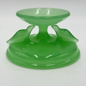 Może przedstawiać: Rustykalny drewniany szyld z napisem "Welcome to our home" w białych literach. Szyld ma postarzaną powierzchnię i prosty, zachęcający design, idealny do dekoracji wejścia.