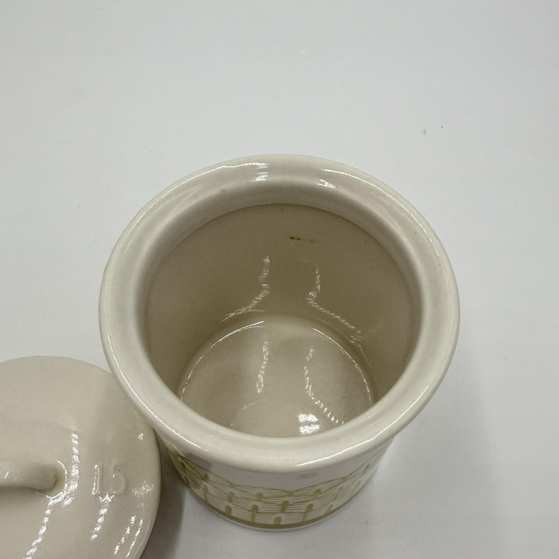 Recipiente de mesa con tapa de cerámica amarilla de 4,5" de Anthropologie Nature imagen 7